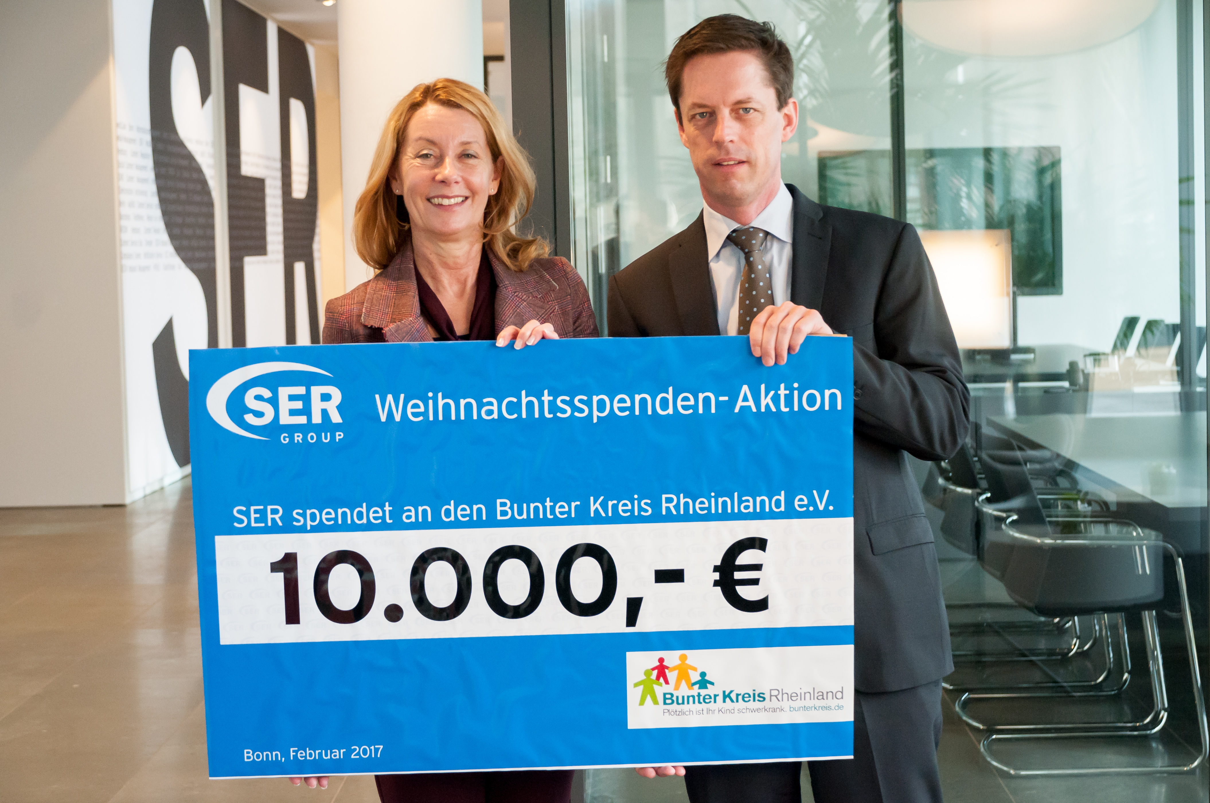 Scheckübergabe an Bunter Kreis